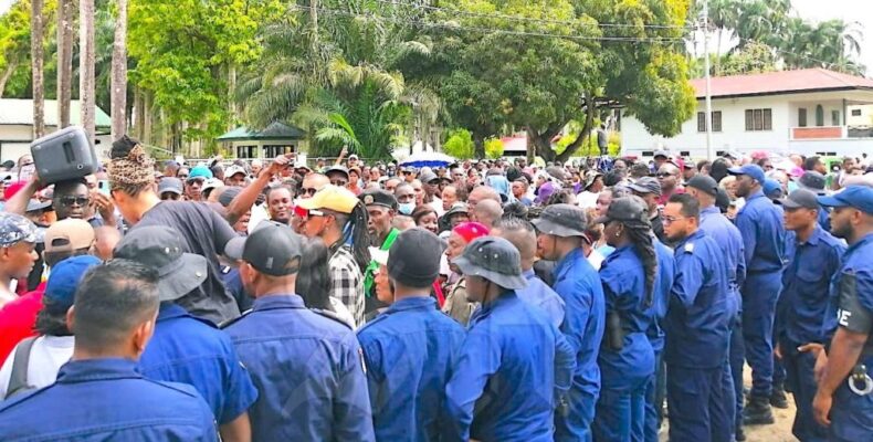 Suriname protest gets grimmer, protesters want to storm Cabinet