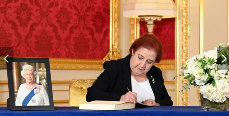 Minister Teixeira signs book of condolence